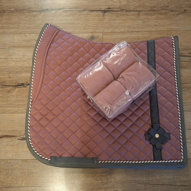 Ps of Sweden Schabracke mit Bandagen Bow Rose Berry, Ps of Sweden, ADN, Dressage Pads, Duisburg