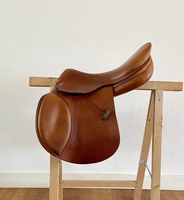 Reitsattel Amerigo Springsattel – COGNAC – Luxus & Performance, Amerigo (Menet Sattlerei) HC (Holz-Stahlfeder Baum), Martina, Jumping Saddle, Ahaus