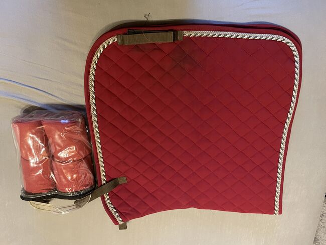 Rotes Set zu verkaufen WB, Natalie Jablonski, Dressage Pads, Köln