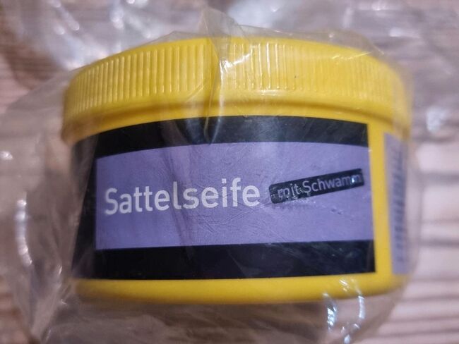 Sattelseife mit Schwamm, B&E, Michelle, Care Products, Orscholz