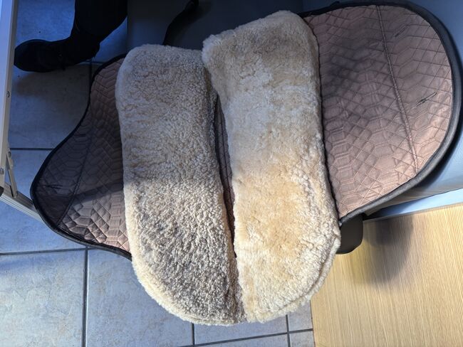 Satteldecke echt Lammfell, Leslie, Andere Pads, Zetel Neuenburg, Abbildung 3