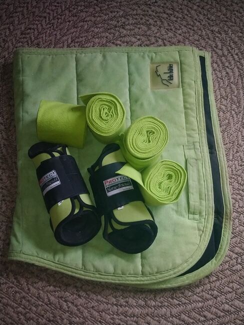 Schabracke mit Bandagen und Gamaschen, Felix Bühler , Andrea , Schabracken, iserlohn