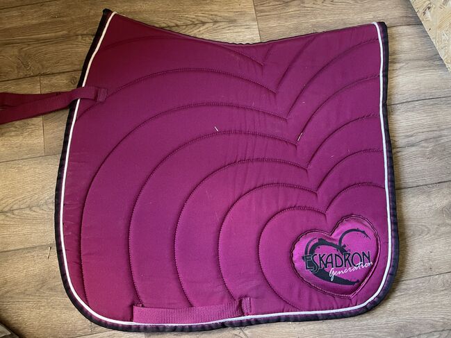 Verkaufe/Tausche Eskadron Set Berry H/W15, Eskadron  Berry Quilted Heart , Lisa Tost, Dressage Pads, Halsbrücke , Image 3