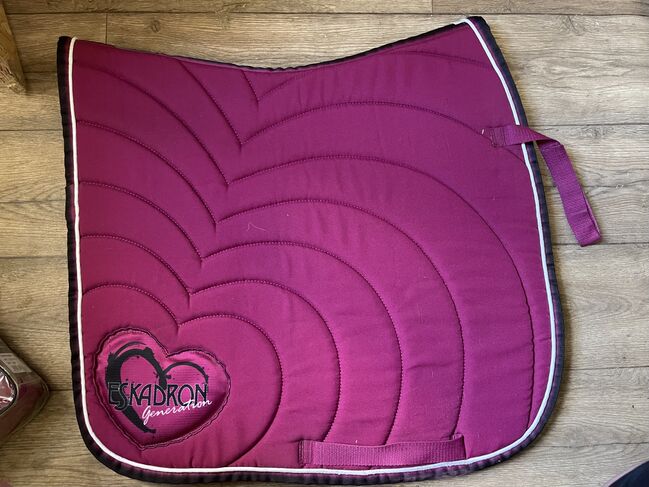 Verkaufe/Tausche Eskadron Set Berry H/W15, Eskadron  Berry Quilted Heart , Lisa Tost, Dressage Pads, Halsbrücke , Image 4