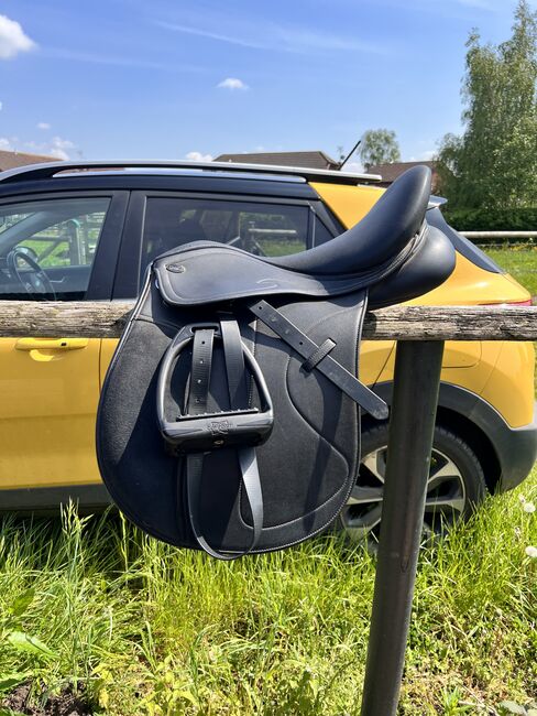 Shires Optimus 17 inch Adjustable Saddle, Shires  Optimus, Morgan Partridge, Siodła wszechstronne, Cheltenham, Image 9