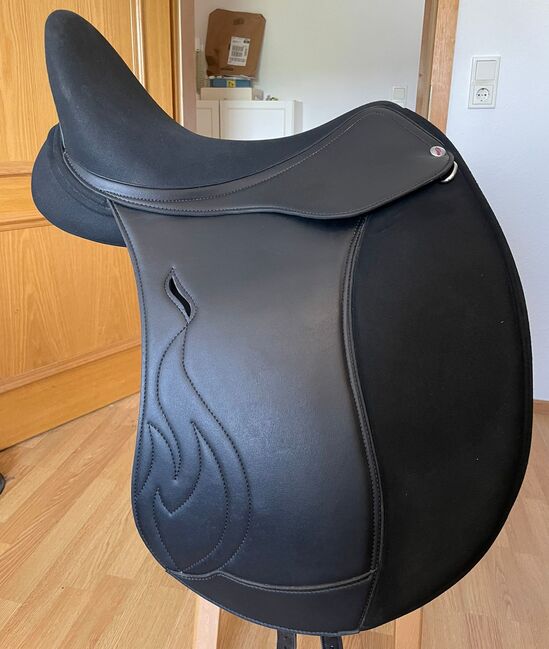 Dressursattel Equiveron InFlames V-Serie 18", Equiveron InFlame V-Serie, Iljana, Siodła ujeżdżeniowe, Niedernhausen