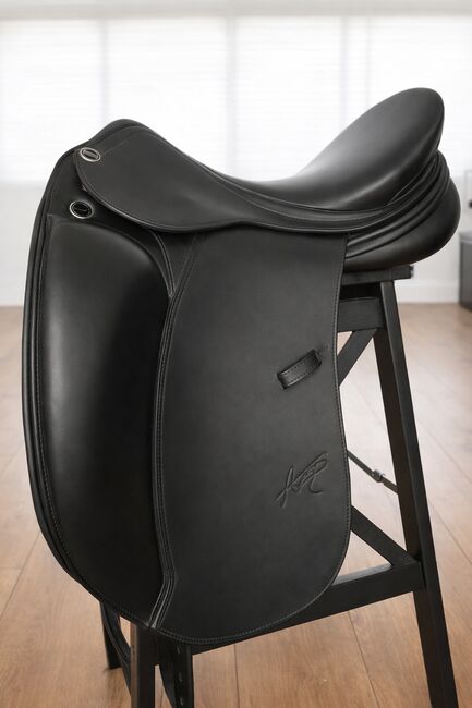 Dressage Saddle ErrePlus Adelinde 17.5 — Italy, Excellent Condition High-quality Italian ErrePlus, ErrePlus Adelinde, Evgeniya , Siodła ujeżdżeniowe, Tiel
