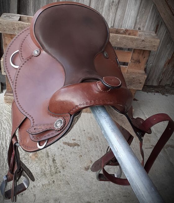 Westernsattel von AK Saddlery, AK Saddlery  Modell 81 mit einem S3 Baum dunkelbraun mit Raute Passform XFQ 60cm Länge, Mona, Siodło westernowe , Furth im Wald , Image 5