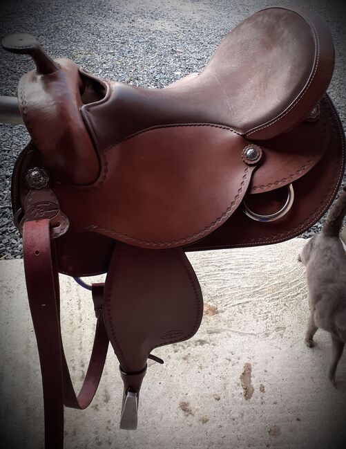 Westernsattel von AK Saddlery, AK Saddlery  Modell 81 mit einem S3 Baum dunkelbraun mit Raute Passform XFQ 60cm Länge, Mona, Siodło westernowe , Furth im Wald , Image 7