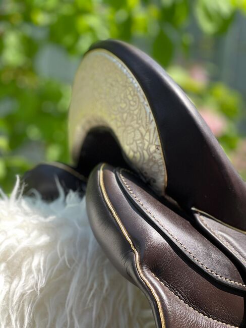 Sattel Sommer „Dressursattel Minos“ 17,5 Zoll - Dunkelbraun mit Gold, Sommer Minos, Sandra, Dressage Saddle, Ilmenau, Image 4