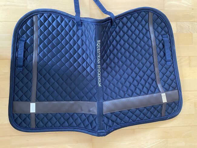 Springschabracke von Equestrian Stockholm  Marine/braun, Full/WB, Equestrian Stockholm, Angelika Goppert, Dressage Pads, LiTZENDORF, Image 3