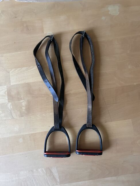 Steigbügel mit Riemen, Tiffany van Kaufenbergh , Saddle Accessories, München 