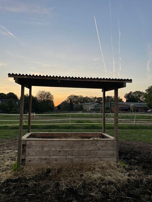 Große Heuraufe mit Dach, Melanie Berkel , Hay & Straw, Neuss Grefrath 