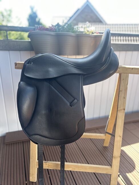 Schwarzer Dressursattel mit großer Pausche, 17,5/32 Sattel, dubliertes Leder, Zoff St. Charles , Vivien, Dressage Saddle, Emlichheim 