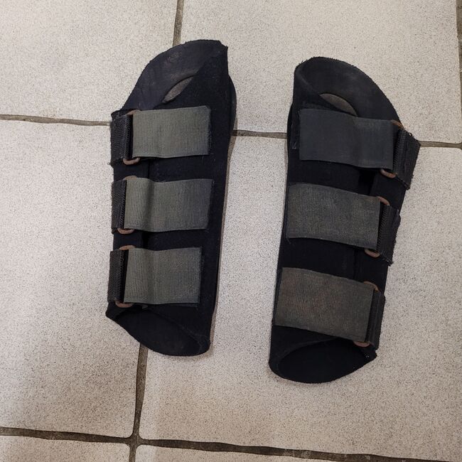 Schwarze Hartschalen Gamaschen, Gitta, Tendon Boots, Groß Kummerfeld, Image 2