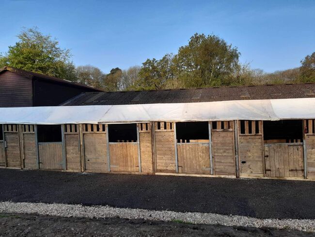 Temporary stables, Wooden  Temporary stables , Jaqueline sutton, Stallplätze, Wem, Abbildung 2