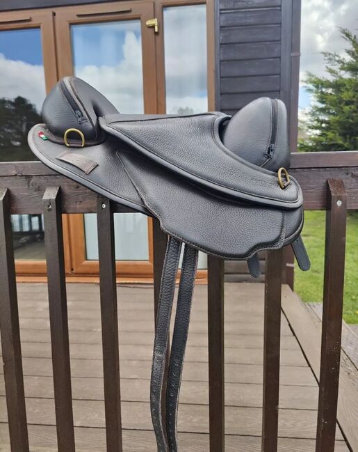 Torsion close contact treeless saddle, Torsion Close contact treeless, Caitlin, Treeless Saddle, Image 3