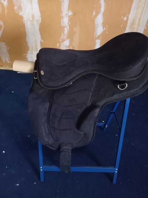 baumloser Sattel HKM, HKM Baumloser Sattel , Miriam Ferderer , Treeless Saddle, Hachenburg, Image 4