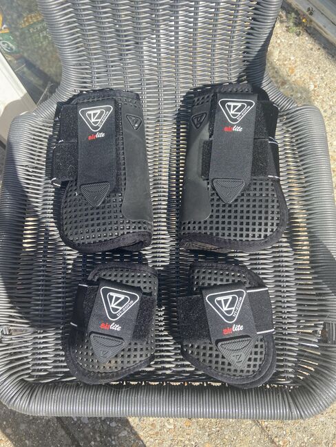 Tri zone Tendon and Fetlock boots, Equilibrium  Tri zone , Laura Field , Tendon Boots, Rude