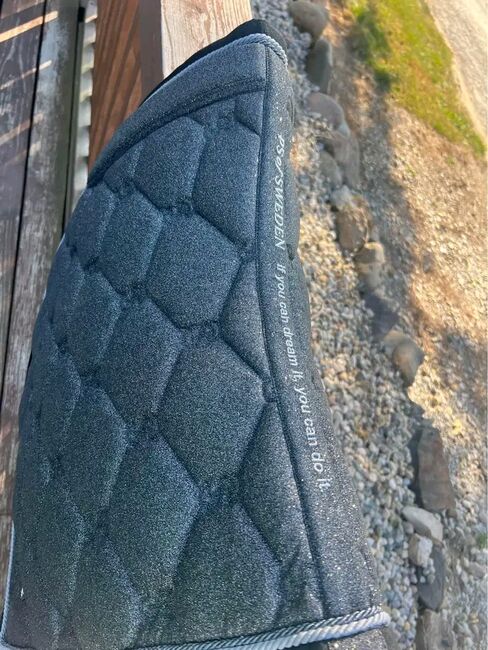 Used only once, in excellent condition and completely cleaned. Silver sparkle cob size dressage pad., Silver sparkle cob size dressage pad. Silver sparkle cob size dressage pad., Evana, Dressage Pads, Birmingham , Image 3