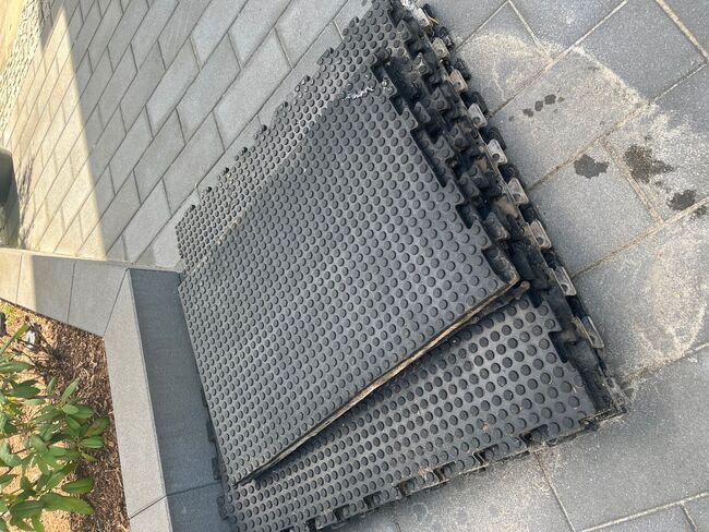 Boxenmatten gebraucht - 7 mal 1x1m und 3 mal 90x60 cm, Rike, Stabilne maty, Teltow
