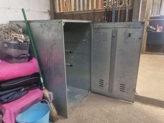 Gebrauchten Metallsattelschrank, Cori, Szafka stajenna na sprzęt jeździecki, Heimsheim 