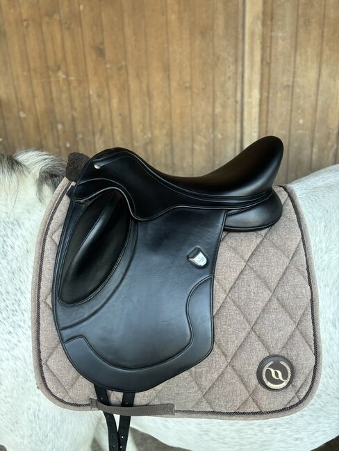 Wunderschöner Bates Artiste 17’-17.5‘, Bates Artiste, Sara, Dressage Saddle, Aarau, Image 2