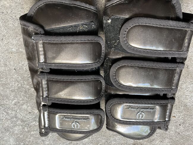 Verschiedene Gamaschen WB, Verschiedene , Uschi Nowlan, Tendon Boots, München, Image 5