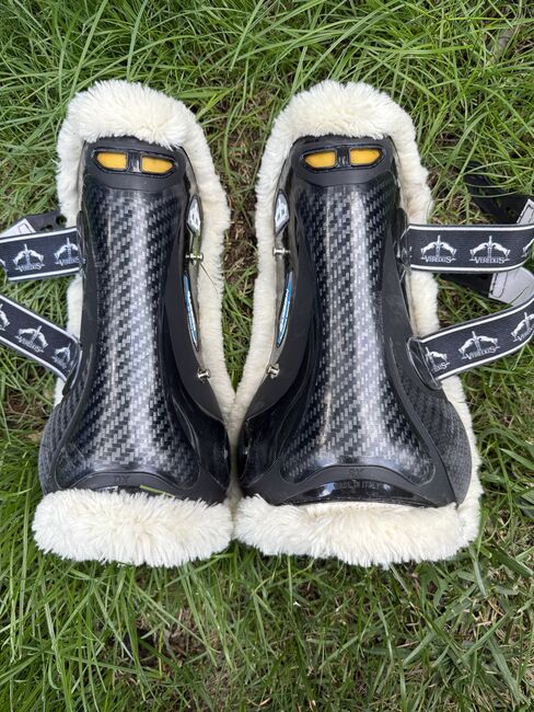 Veredus Gamaschen Carbon Gel Vento – Save the Sheep Größe M, Veredus Carbon Gel Vento – Save the Sheep, Corinna , Tendon Boots, Köln, Image 3