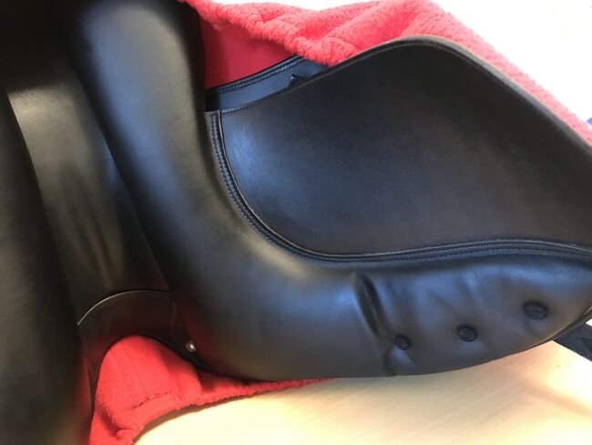 Versatile dressage saddle for short backed horses, Whitaker Harrogate, Stephanie Butscheck, Dressage Saddle, Nottingham, Image 4