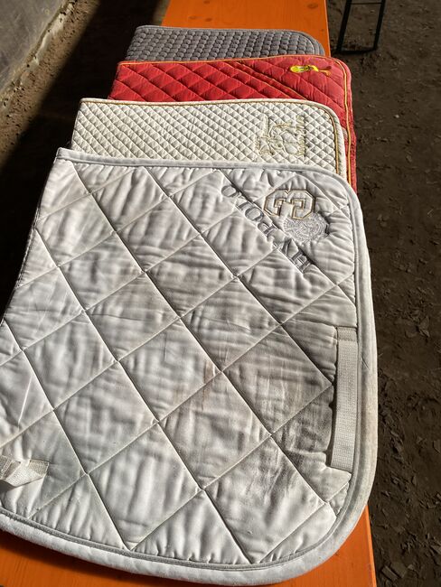 Vier gebrauchte Schabracken DR, Jenny , Dressage Pads, Hanau 