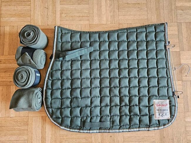 VS Schabracke WB in grün mit Bandagen, Spirit, Loreen, Dressage Pads, Lauf