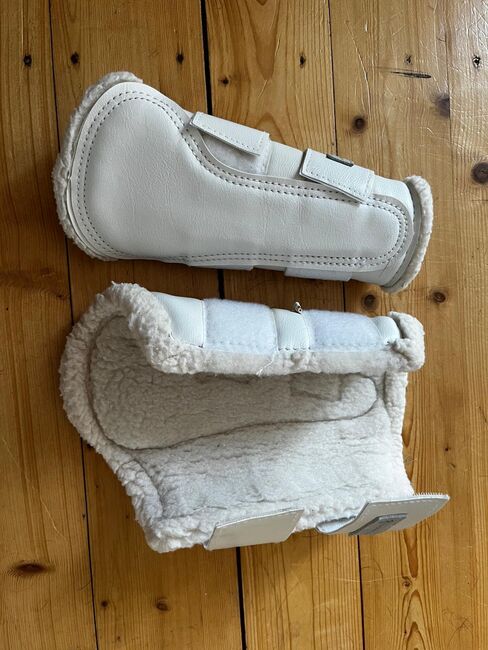 Waldhausen Dressur Soft Gamaschen – Weiß – Größe M, Waldhausen Gamasche Dressur Soft, Sarah K., Tendon Boots, Kassel, Image 3