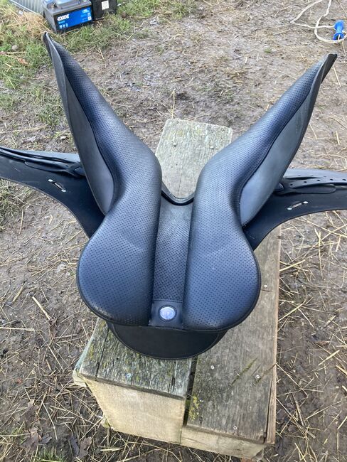 Wintec straight cut cair 17inch saddle, Wintec, Lucy Beamish, All Purpose Saddle, Manningtree, Image 3