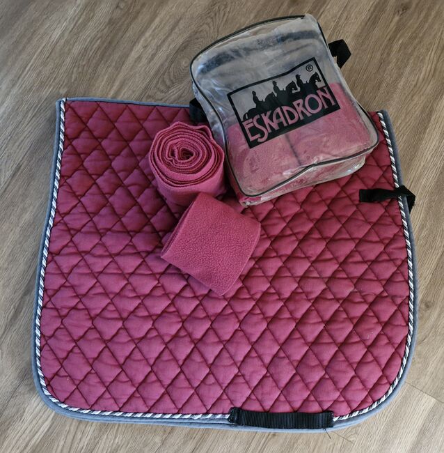 Schabracke Equest Fuchsia mit 4 Bandagen Eskadron, Equest Cotton, Maintz, Dressage Pads, Herne