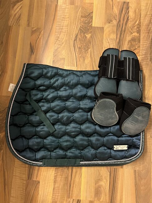 Schabracke mit passenden Gamaschen und Streichkappen, Showmaster , Anna Thanbauer, Dressage Pads, Hallwang