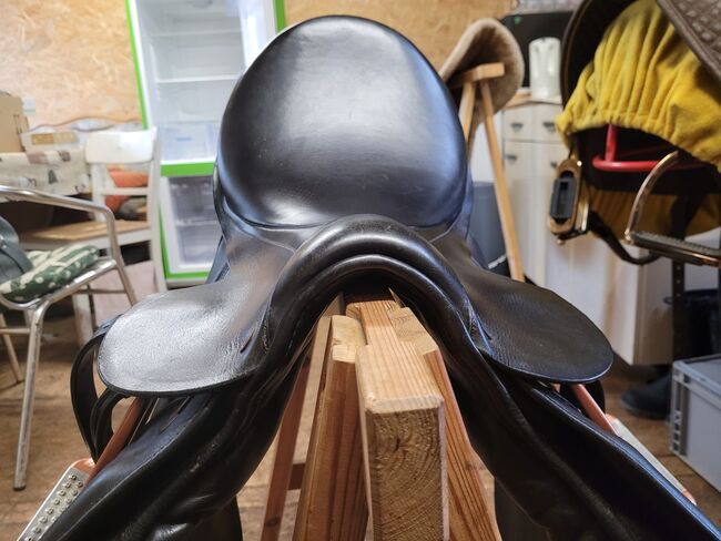 sehr gut erhaltener, wenig gebrauchter Springsattel Sorrano 17,5 Zoll, 30 Kammerweite, Sorrano, Julia , Jumping Saddle, Potsdam, Image 3