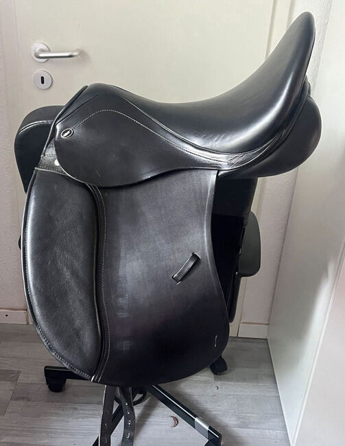 Schwarzer Dressursattel 17 Zoll 31 Kammer der Marke Hemano, sehr gepflegt, sehr guter Zustand! :), Hemano, Fabian Greinert, Privater Anbieter :), Dressage Saddle, Kempen