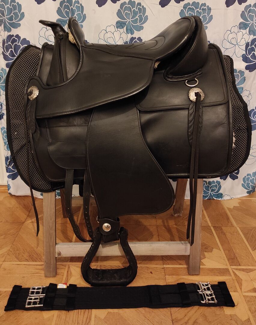 ᐅ Used/Good Barefoot Nevada, treeless western saddle, black, VPS, size